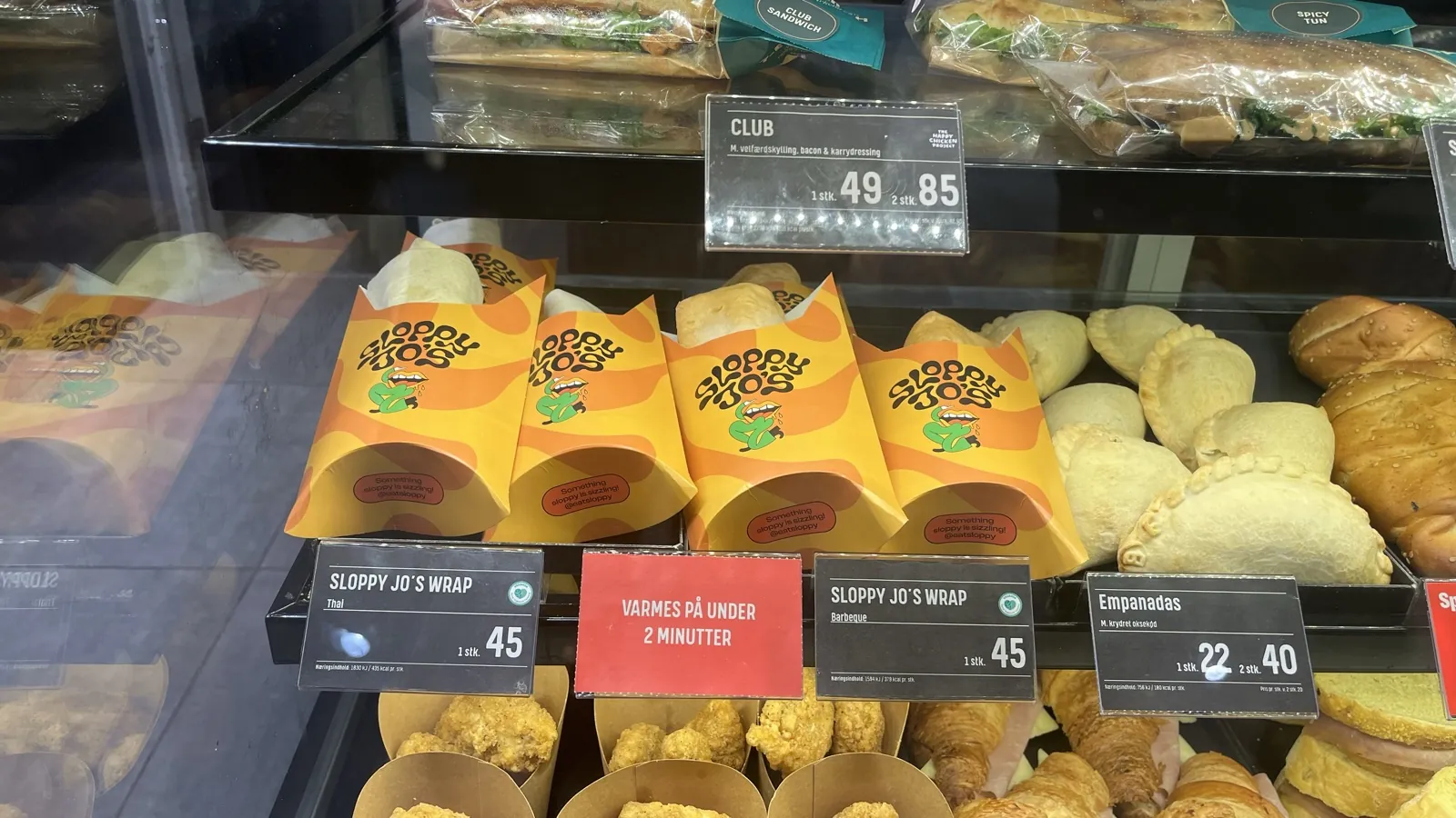 A Tasty Hotwrap in a 7-Eleven chilled case